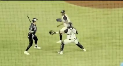 ¡Se armó la bronca! Jugador de Rieleros intenta golpear con el bate al pitcher de Oaxaca y se desata la batalla campal