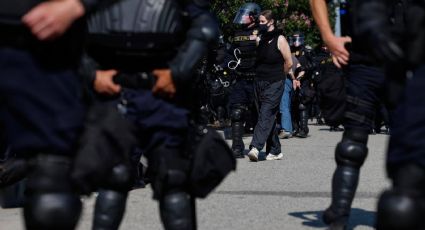 Arrestan a decenas de personas en Los Ángeles y Spokane por violar el toque de queda