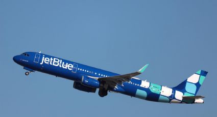 Avión se descarrila en el aeropuerto de Boston y termina en el pasto; no reportan víctimas