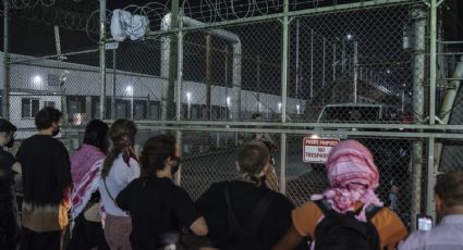 Escapan cuatro personas de un centro de detención de migrantes en Newark tras disturbios al interior