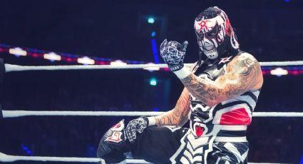 Penta, luchador mexicano de la WWE, le autografía los papeles del divorcio a un aficionado que le prometió a su exmujer que se separaría con “Zero Miedo”