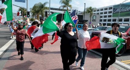 Aficionados mexicanos protestan por redadas contra inmigrantes a las afueras del Sofi Stadium en donde el Tri venció a República Dominicana