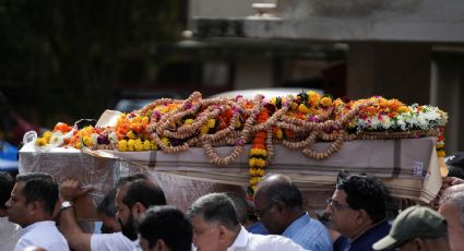 Dan de alta al sobreviviente del accidente de Air India; asiste al funeral de su hermano con quien viajaba