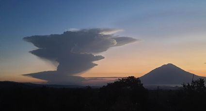 Volcán en Indonesia entra en erupción; cancelan decenas de vuelos y evacúan aldeas de la zona de peligro