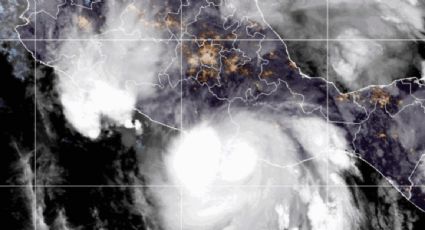 Huracán "Erick" toca tierra como categoría 3 en Pinotepa Nacional, Oaxaca