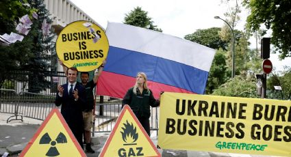 Activistas roban figura de cera de Macron para protestar contra Francia por comprar gas natural a Rusia