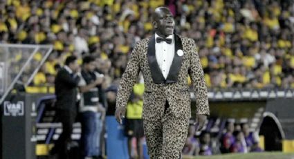 Segundo Castillo, técnico que deslumbró con sus trajes extravagantes que resultaron un truco publicitario, es despedido del Barcelona de Guayaquil