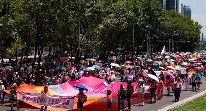 Activistas acusan colocación de vallas en el Ángel de la Independencia durante la "Marcha Lencha" en CDMX