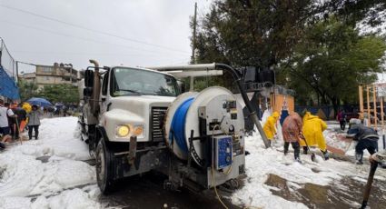 Espuma invade las calles de Naucalpan: lluvias provocan desbordamiento de la presa Los Cuartos