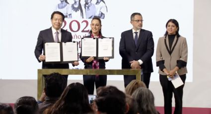 Sheinbaum firma dos decretos para disminuir cinco años la edad de jubilación de los maestros y facilitar su movilidad