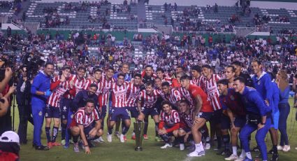 ‘Chicharito’ Hernández provoca burlas tras ‘prometer’ que levantará el título de Liga luego de que las Chivas ganaron la Copa Morelos