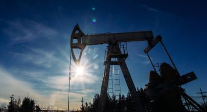 Precio del petróleo va en caída tras represalia de Irán: Brent y Texas bajan más de 7%