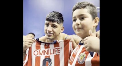 Cumple sueño: niño que lloró al recibir de regalo la playera de las Chivas visita el club y convive con Amaury Vergara y jugadores