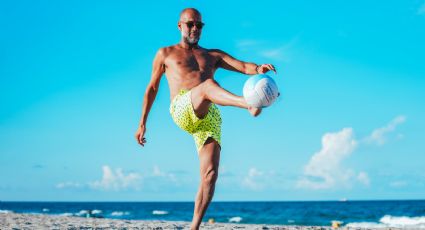Pep Guardiola da cátedra de toques en la playa de Florida junto a los jugadores del Manchester City; también hicieron yoga