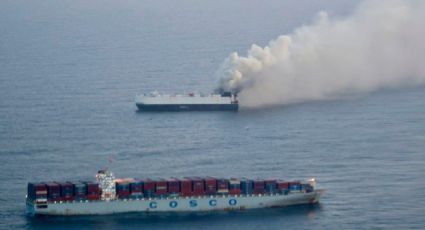 Se hunde en el Pacífico un buque que trasladaba vehículos de China a México tras incendio que duró semanas