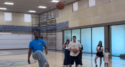 Jimmy Butler, estrella de la NBA, les enseña a encestar con el pie a Edson Álvarez y Santiago Giménez, futbolistas del Tri