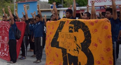 Manifestantes exigen respuestas para los padres de los 43 de Ayotzinapa a 136 meses de su desaparición