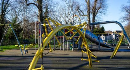 Caída de árbol en Inglaterra deja cinco niños heridos; dos se reportan graves