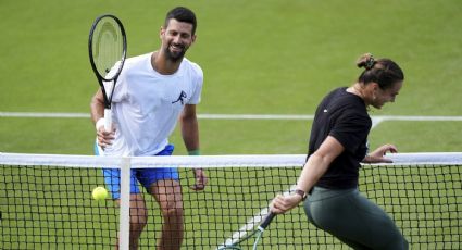 Djokovic interrumpe una conferencia de Aryna Sabalenka para 'aconsejarla' en broma: “Te falta intensidad en la cancha”; ella le había ganado una apuesta