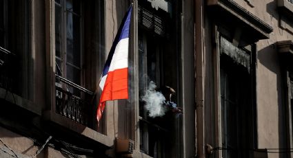 Francia prohibirá fumar en parques, playas y alrededor de escuelas para proteger a jóvenes