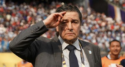 El mexicano Luis Fernando Tena, DT de Guatemala, canta el himno chapín y llega hasta las lágrimas tras el pase a Semifinales en la Copa Oro