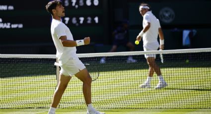 Sufre el monarca: Carlos Alcaraz se desgasta cinco sets para avanzar a la segunda ronda de Wimbledon