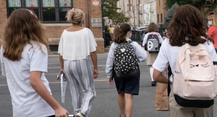 Escuelas en la ciudad de Nueva York se preparan para empezar a prohibir los celulares a partir del próximo ciclo escolar