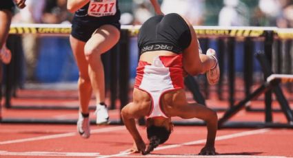 ¡Gana con estilo! Corredora tropieza con una valla antes de la meta, pero usa su entrenamiento de gimnasia y con dos piruetas se lleva el triunfo