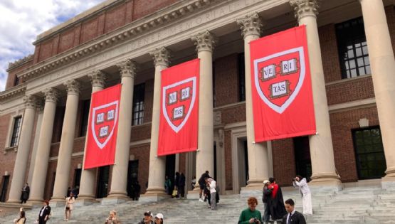 Trump exige una compensación de mil millones de dólares a la Universidad de Harvard