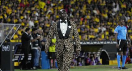 El técnico ecuatoriano Segundo Castillo es multado con 50 mil dólares por publicidad encubierta en los extravagantes trajes que usó en la Copa Libertadores