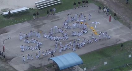 Migrantes piden ayuda en Miami: forman un "SOS" en el patio del centro de detención y reclaman condiciones inhumanas
