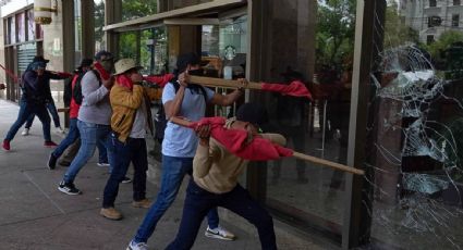 Encapuchados vandalizan la Secretaría del Bienestar en marcha de la CNTE