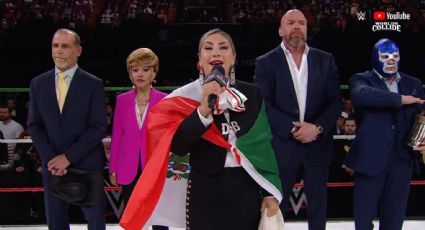 "¡No te la sabes!": La cantante Deyra Barrera se equivoca al interpretar el Himno Nacional Mexicano en World’s Collide de WWE y Lucha Libre AAA