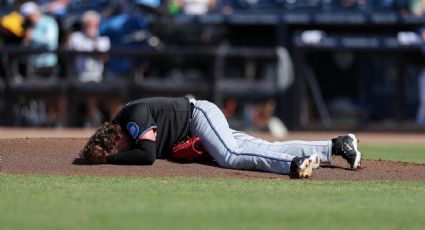 ¡Seco, duro y a la cabeza! Pitcher de Marlins recibe terrible pelotazo de su catcher por un increíble descuido
