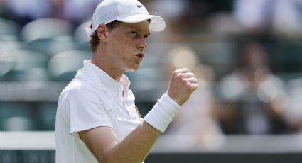 El tenista italiano Jannik Sinner, número uno del mundo, tiene aplastante debut en Wimbledon y avanza a segunda ronda