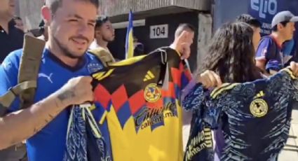 Aficionados en la CDMX reciben la nueva playera del América al intercambiarla por una versión anterior en un camión de 'fierro viejo'