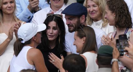La tenista Iga Swiatek es una gran admiradora de la serie ‘Friends’ y se funde en un abrazo con la actriz Courteney Cox tras coronarse en Wimbledon