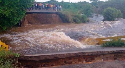 Puente en Venezuela colapsa por las fuertes lluvias; cinco mil familias resultaron afectadas