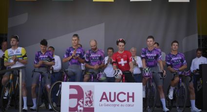 El Tour de Francia rinde un emotivo homenaje con un minuto de aplausos al ciclista de 19 años que falleció en Italia: “Es devastador”