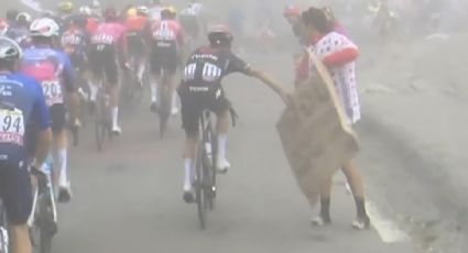 ¡Insólito! Ciclista arrebata un cartel a aficionada para protegerse del intenso frío en el Tour de Francia