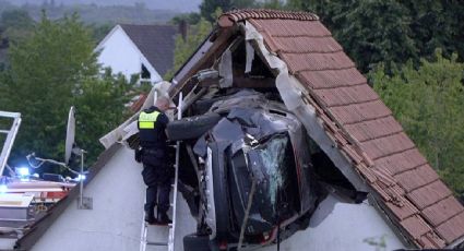 Conductor pierde control de automóvil y termina encima de un granero; deja herido a un niño