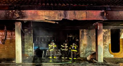 Accidente en California: detienen a sujeto que chocó su automóvil contra una oficina de correos y provocó un incendio