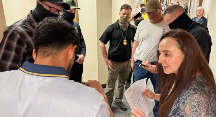 Voluntarios ofrecen ayuda y asesoramiento en español a migrantes durante sus juicios de deportación