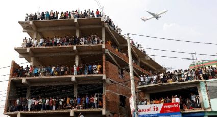 Cae avión de entrenamiento de la Fuerza Aérea de Bangladesh; hay al menos 19 muertos