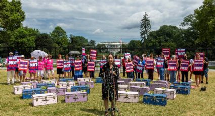 "Te rompe el corazón": protestan con 27 baúles frente a la Casa Blanca por la muerte de niñas en Texas