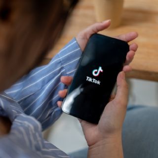 TikTok niega "categóricamente" que su diseño sea adictivo; impugnará decisión de Bruselas