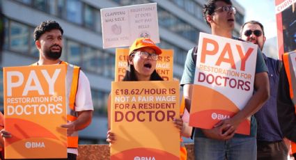 Médicos en Inglaterra se van a huelga de cinco días; exigen aumento salarial