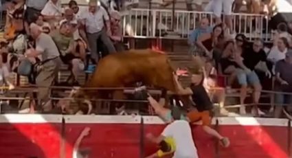 ¡Impactante susto! Una vaca salta a las gradas y desata el pánico entre la gente durante un encierro en España