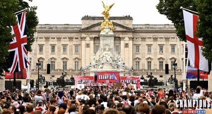 ¡Viva el futbol femenil! Inglaterra aclama a sus ‘Leonas’  frente al palacio de Buckingham tras la conquista de la Eurocopa