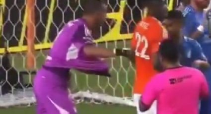 ¡Nueva ‘nahuelada’! Nahuel Guzmán, portero de Tigres, jala su propio suéter para tratar de engañar al árbitro, que no cae en la trampa